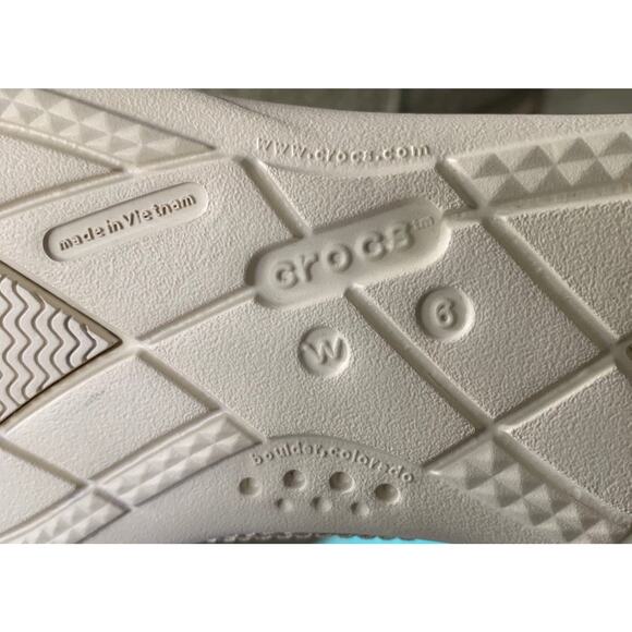 Crocs Women;s Size 6 Boat Shoes Canvas Slip on Loafers Biege Non-Marking Soles - Picture 10 of 10